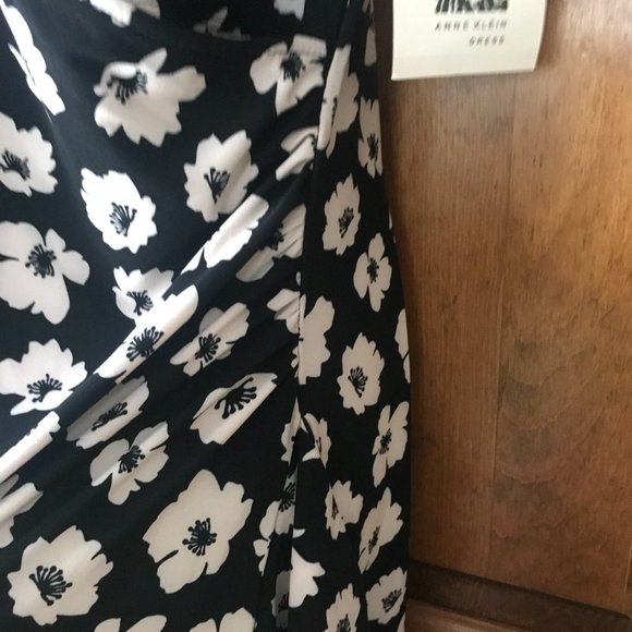 NWT Anne Klein Black w/Ivory Scattered Flowers Deep V Dress Size 14 - Picture 7 of 15